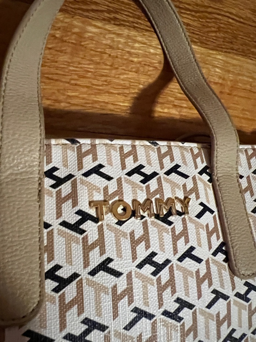 Tommy Hilfiger Beige & White Monogram Satchel with Crossbody Strap - Picture 3 of 6